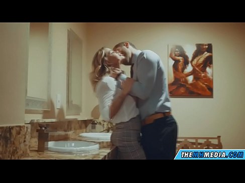 ❤️ ווען אַ באַסטי בלאָנדע סידוס איר אין אַ ציבור אָפּטריט ❤️❌ פּאָרנאָ ווק ביי אונדז ❌